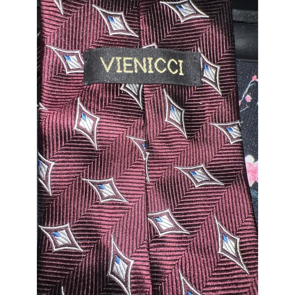 VIENICCI Tie Silk burgundy necktie featuring a geometric diamond pattern.